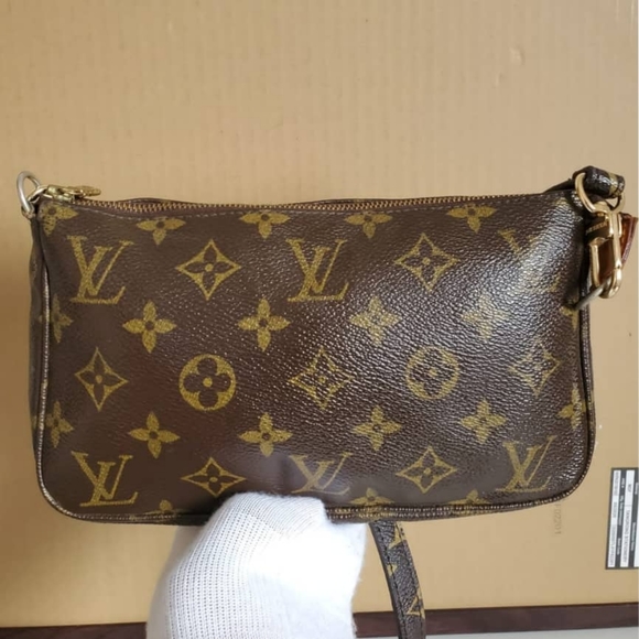 LOUIS VUITTON Monogram Pochette Accessories - Picture 4 of 10